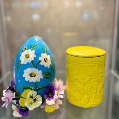 Composizione candela ceramica gialla e uovo