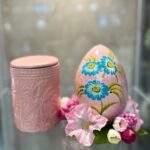 Composizione candela ceramica rosa e uovo