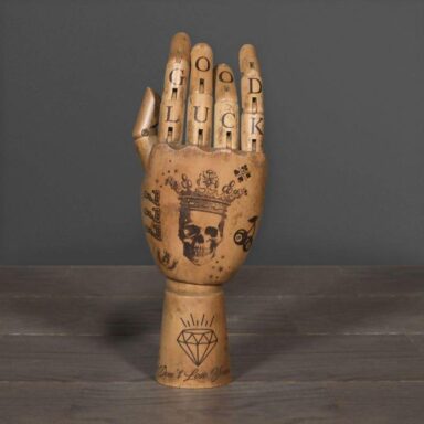 Mano tatuata in legno Lucky