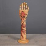 Braccio tatuato in legno Suikoden