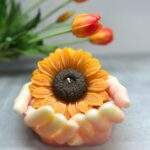 Composizione mani e girasole