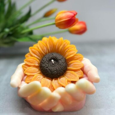 Composizione mani e girasole