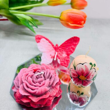 Composizione uovo, farfalla e peonia