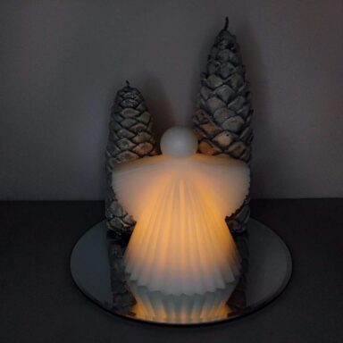 Composizione con Angelo LED e Pigne